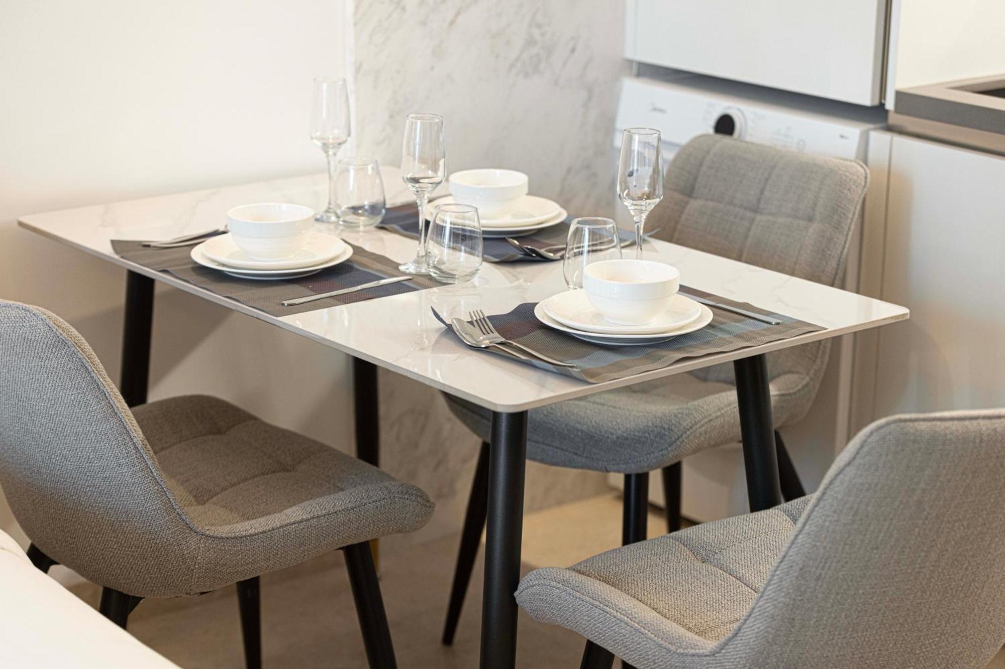 Outstanding New With 2 Double Beds,in Downtown *